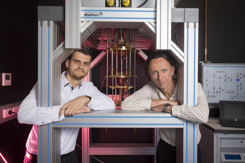 Morelo y Tosi junto al refrigerador que usan para enfriar sus Qbits. Foto: Quentin Jones/UNSW